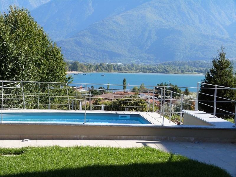 piscina con vista lago